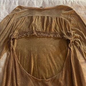GIMMICKS Textured Tan Tunic Top W/ sexy open back cut-out! 👀